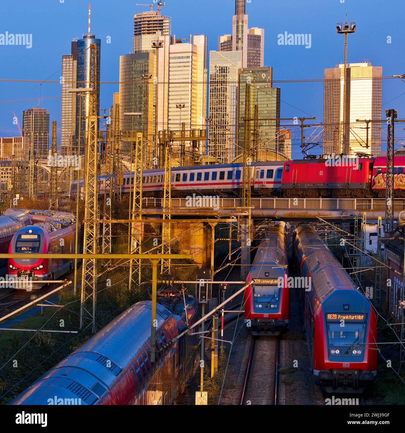 Stadtblick mit vielen Zügen, Hauptbahnhof und Hochhäusern, Frankfurt am Main, Deutschland, Europa Stockfoto