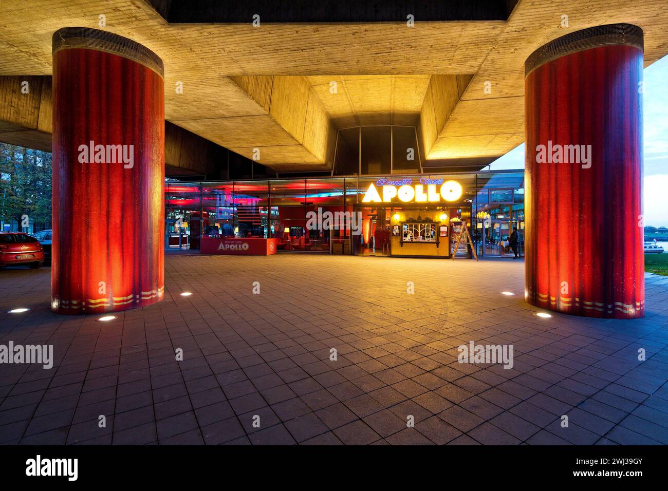 Roncallis Apollo Variete unterhalb der Rheinkniebruecke, Düsseldorf, Deutschland, Europa Stockfoto