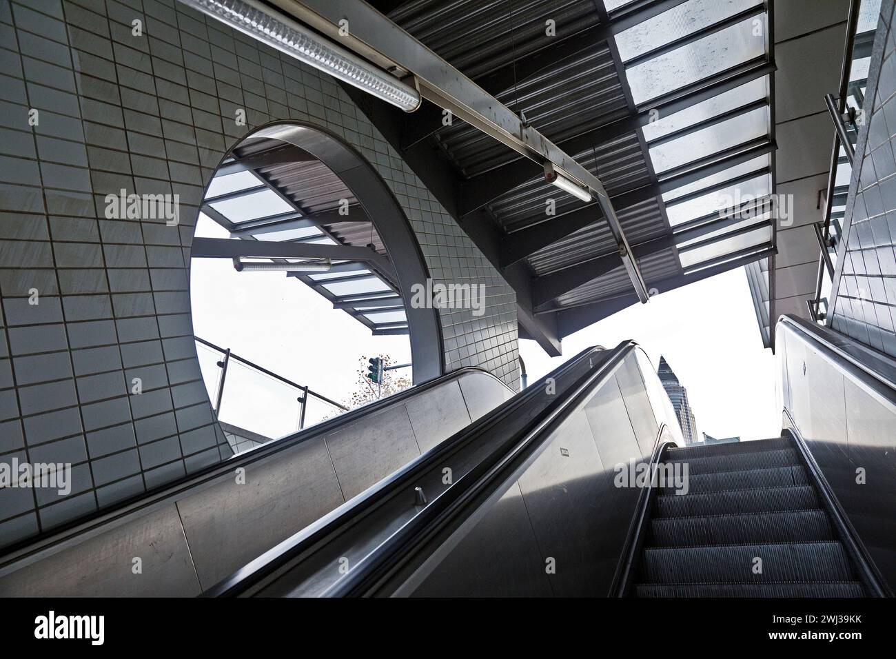 Fahrtreppe am U-Bahnhof Bockenheimer Warte, Frankfurt am Main, Hessen, Deutschland, Europa Stockfoto