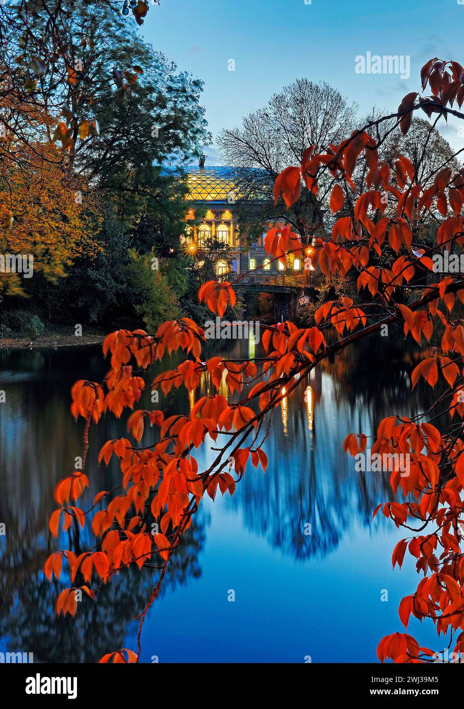 Staendehaus K21 mit dem Kaiserteich im Herbst am Abend, Düsseldorf, Deutschland, Europa Stockfoto