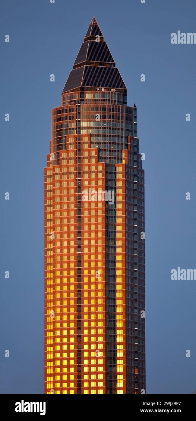 Messeturm im Abendlicht wird auch Bleistift genannt, Frankfurt am Main, Hessen, Deutschland, Europa Stockfoto