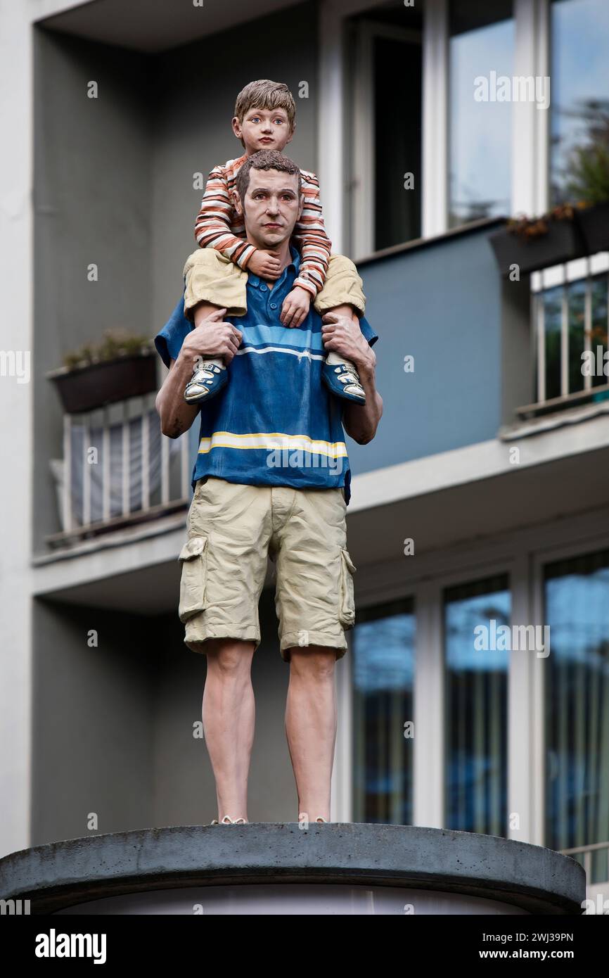 Realistische Skulptur von Heiligem Vater und Sohn auf einer Liftfassensäule, Düsseldorf, Deutschland, Europa Stockfoto