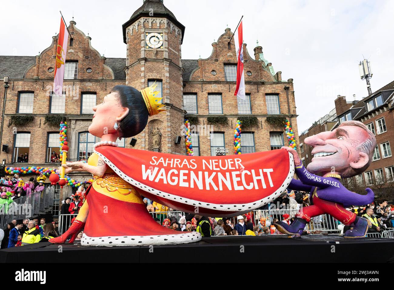 Rosenmontags-Karnevalsparade in Düsseldorf. Der Wagen wurde von Jacques Tilly mit Sahra Wagenknecht und Thomas Geisel entworfen. Stockfoto