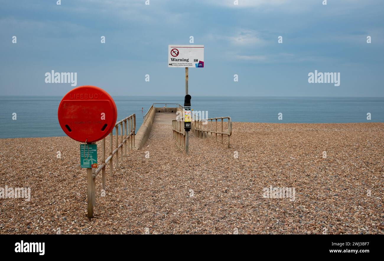 Warnschild für gefährliches Meer an einem Pier an der Küste. Brighton Küste Atlantik Stockfoto