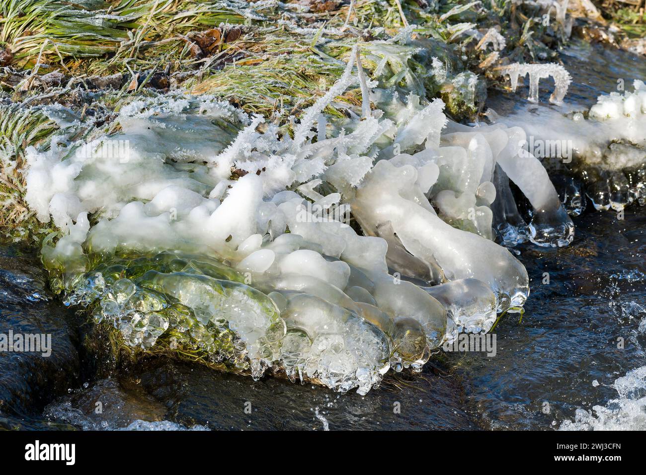 Bizarre Eisformationen am Fluss bei kaltem Wetter Stockfoto