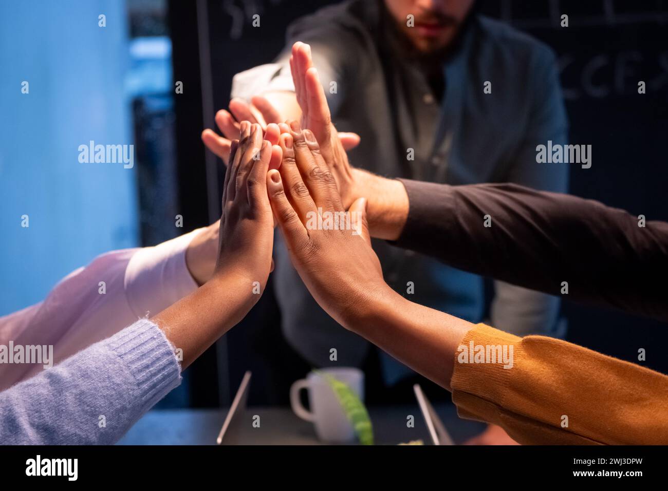 Team Unity, Eine gemeinsame High Five Stockfoto