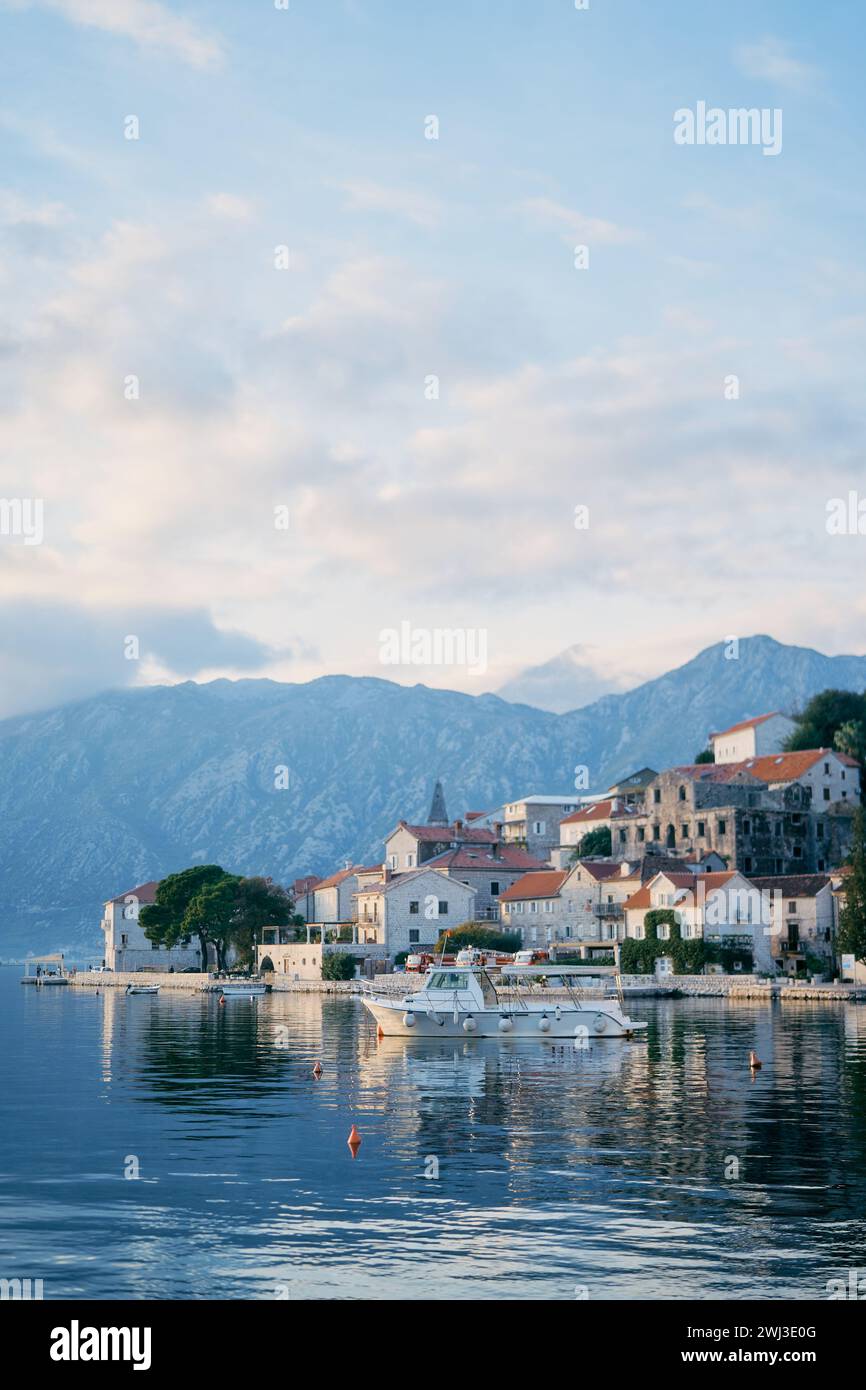 Das Touristenboot liegt an der Küste von Perast vor der Kulisse der Berge. Montenegro Stockfoto