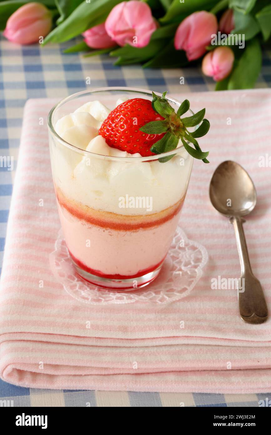 Dessert Erdbeercreme im Glas mit Tulpe Stockfoto