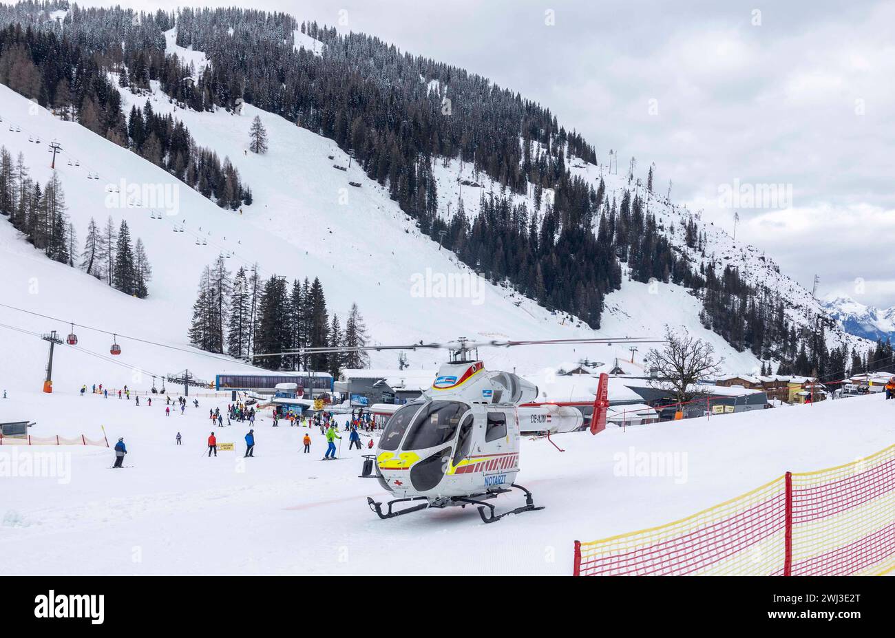 12.02.2024, Zauchensee, AUT, unterwegs in Salzburg, Themenbild, Verschiedene Themenbilder, Symbolbild, Notarzthubschrauber, im Bild Rettungshubschrauber, Notarzthubschrauber, erste Hilfe, Martin, Flugrettung, *** 12 02 2024, Zauchensee, AUT, unterwegs in Salzburg, Themenbild, verschiedene Themenbilder, Symbolbild, Nothubschrauber, auf dem Bild Rettungshubschrauber, Notfallhubschrauber, erste Hilfe, Martin, Luftrettung, Stockfoto