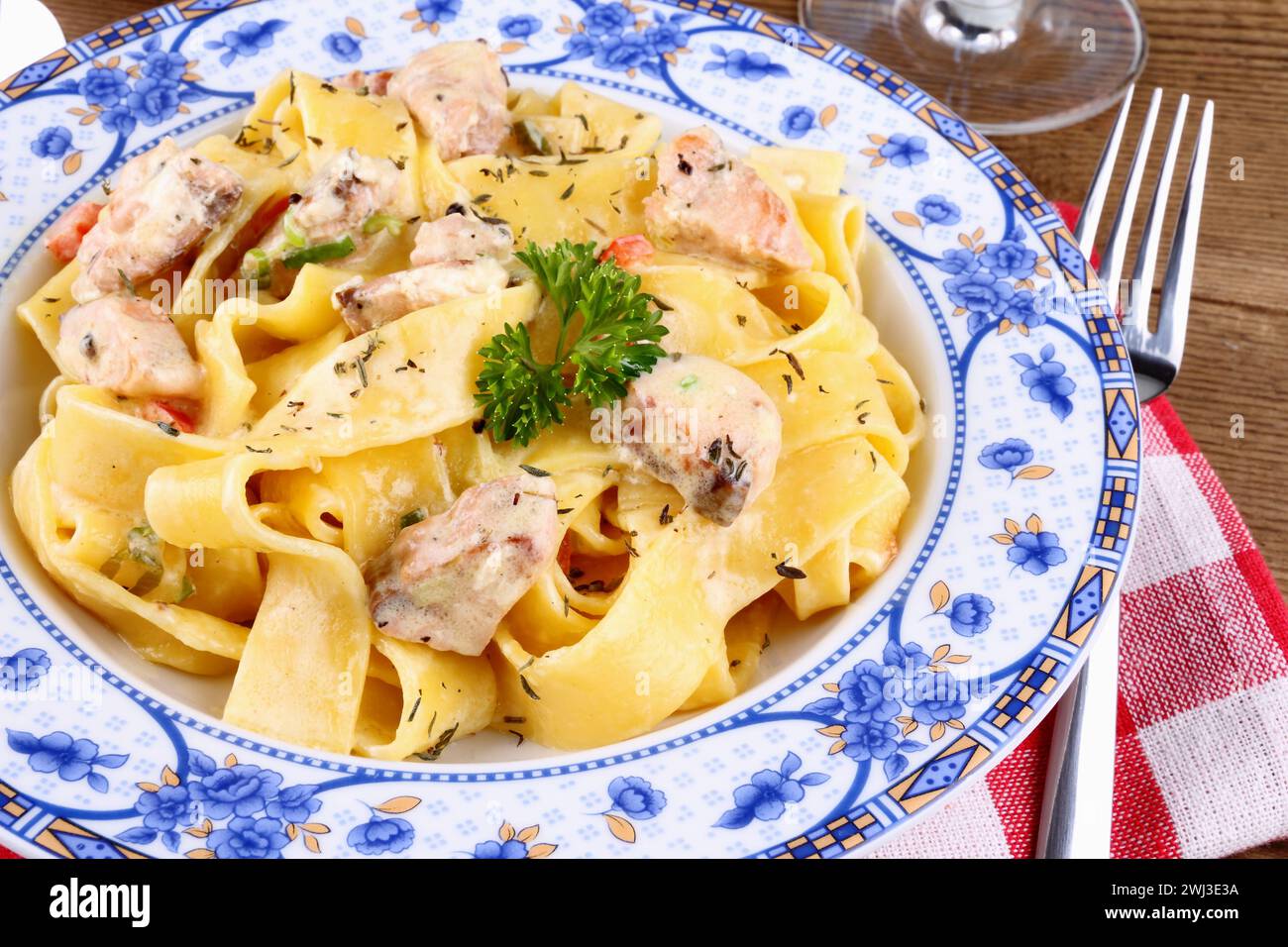 Fisch-Lachsfilet mit Tagliatelle-Nudel Stockfoto