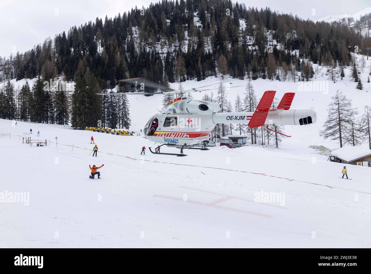 12.02.2024, Zauchensee, AUT, unterwegs in Salzburg, Themenbild, Verschiedene Themenbilder, Symbolbild, Notarzthubschrauber, im Bild Rettungshubschrauber, Notarzthubschrauber, erste Hilfe, Martin, Flugrettung, *** 12 02 2024, Zauchensee, AUT, unterwegs in Salzburg, Themenbild, verschiedene Themenbilder, Symbolbild, Nothubschrauber, auf dem Bild Rettungshubschrauber, Notfallhubschrauber, erste Hilfe, Martin, Luftrettung, Stockfoto