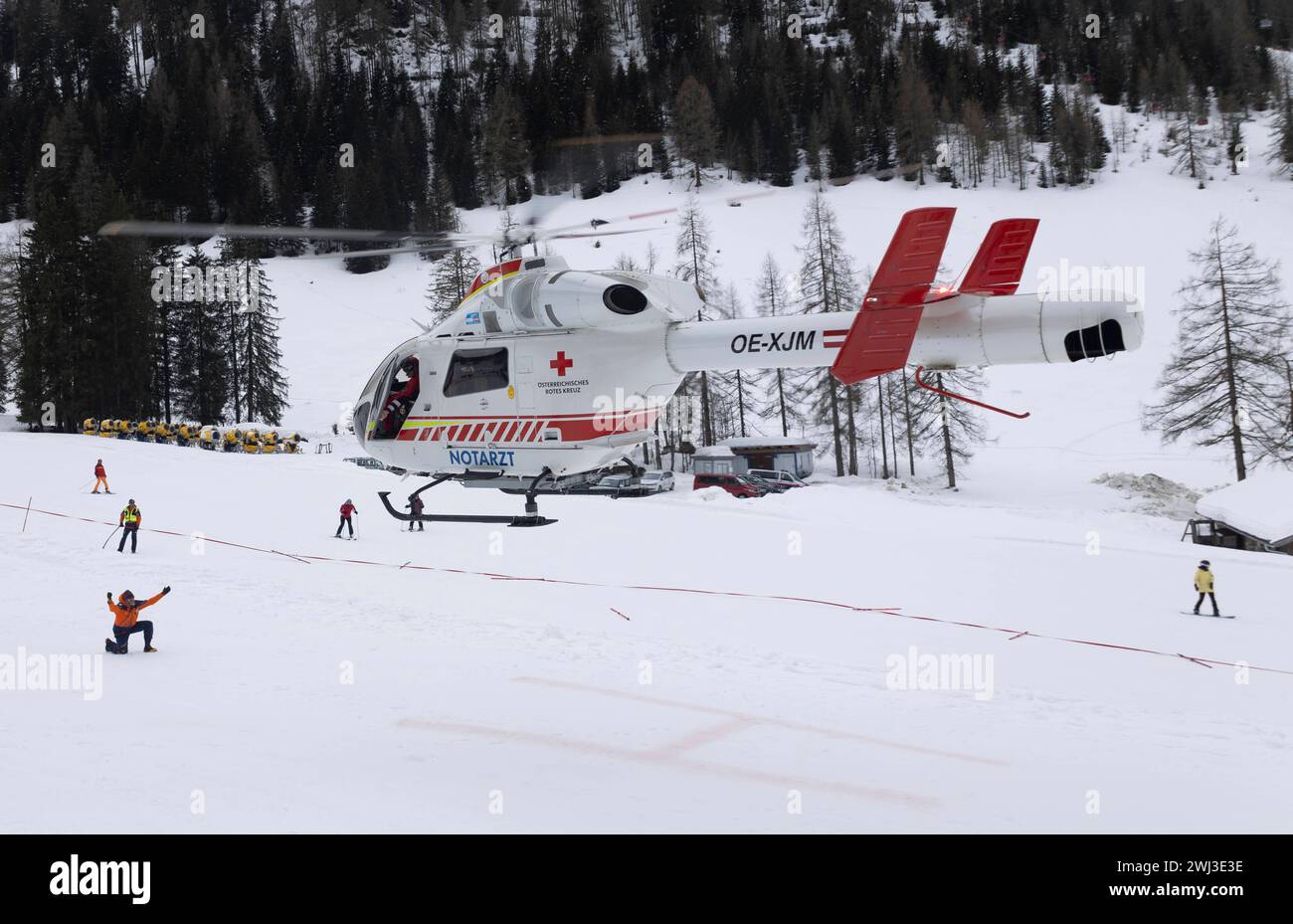12.02.2024, Zauchensee, AUT, unterwegs in Salzburg, Themenbild, Verschiedene Themenbilder, Symbolbild, Notarzthubschrauber, im Bild Rettungshubschrauber, Notarzthubschrauber, erste Hilfe, Martin, Flugrettung, *** 12 02 2024, Zauchensee, AUT, unterwegs in Salzburg, Themenbild, verschiedene Themenbilder, Symbolbild, Nothubschrauber, auf dem Bild Rettungshubschrauber, Notfallhubschrauber, erste Hilfe, Martin, Luftrettung, Stockfoto