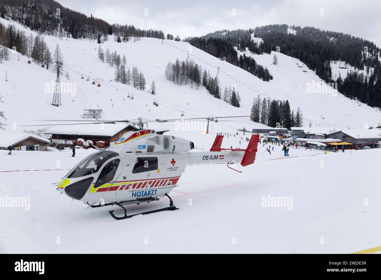 12.02.2024, Zauchensee, AUT, unterwegs in Salzburg, Themenbild, Verschiedene Themenbilder, Symbolbild, Notarzthubschrauber, im Bild Rettungshubschrauber, Notarzthubschrauber, erste Hilfe, Martin, Flugrettung, *** 12 02 2024, Zauchensee, AUT, unterwegs in Salzburg, Themenbild, verschiedene Themenbilder, Symbolbild, Nothubschrauber, auf dem Bild Rettungshubschrauber, Notfallhubschrauber, erste Hilfe, Martin, Luftrettung, Stockfoto