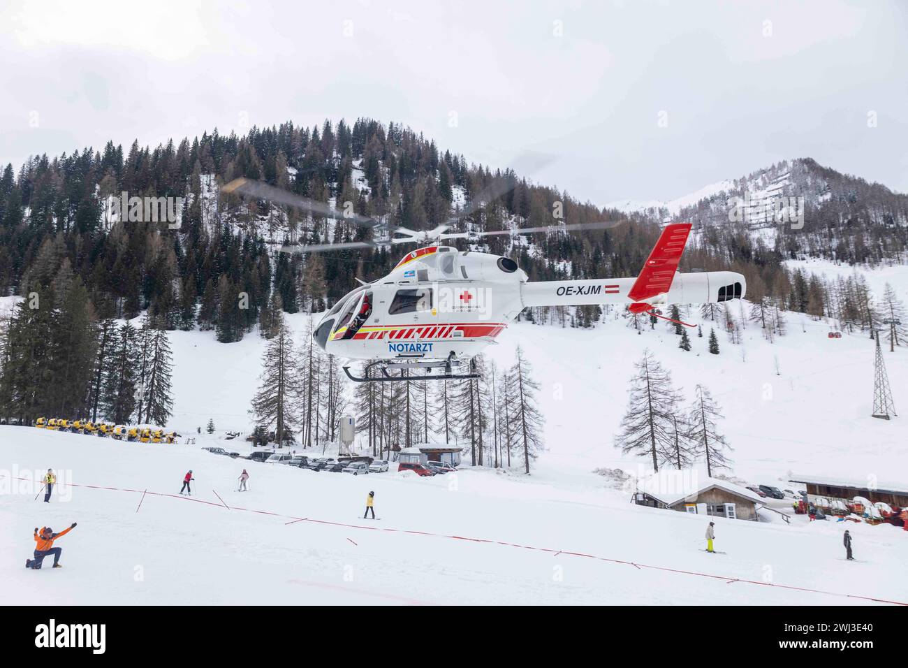 12.02.2024, Zauchensee, AUT, unterwegs in Salzburg, Themenbild, Verschiedene Themenbilder, Symbolbild, Notarzthubschrauber, im Bild Rettungshubschrauber, Notarzthubschrauber, erste Hilfe, Martin, Flugrettung, *** 12 02 2024, Zauchensee, AUT, unterwegs in Salzburg, Themenbild, verschiedene Themenbilder, Symbolbild, Nothubschrauber, auf dem Bild Rettungshubschrauber, Notfallhubschrauber, erste Hilfe, Martin, Luftrettung, Stockfoto