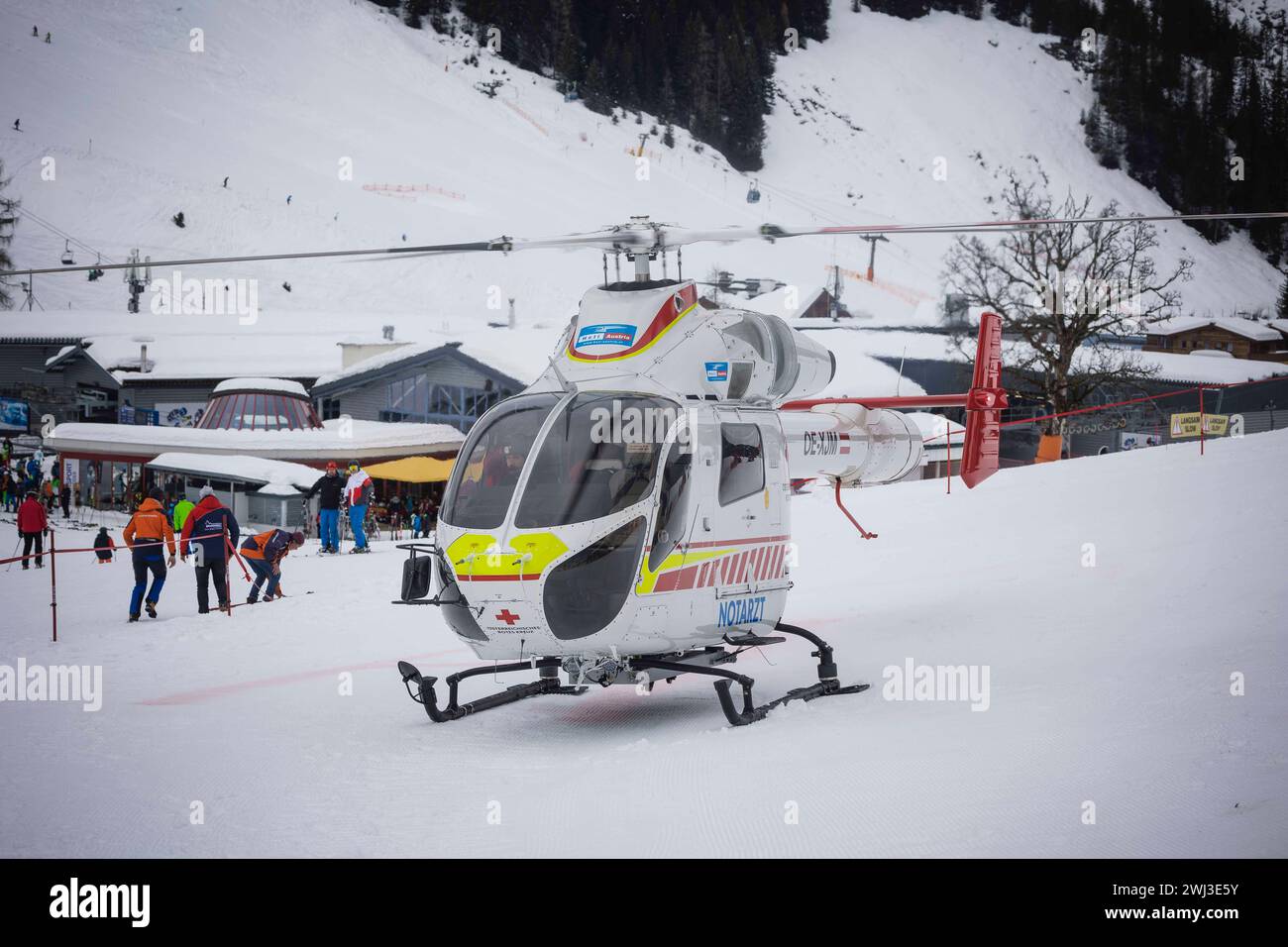 12.02.2024, Zauchensee, AUT, unterwegs in Salzburg, Themenbild, Verschiedene Themenbilder, Symbolbild, Notarzthubschrauber, im Bild Rettungshubschrauber, Notarzthubschrauber, erste Hilfe, Martin, Flugrettung, *** 12 02 2024, Zauchensee, AUT, unterwegs in Salzburg, Themenbild, verschiedene Themenbilder, Symbolbild, Nothubschrauber, auf dem Bild Rettungshubschrauber, Notfallhubschrauber, erste Hilfe, Martin, Luftrettung, Stockfoto