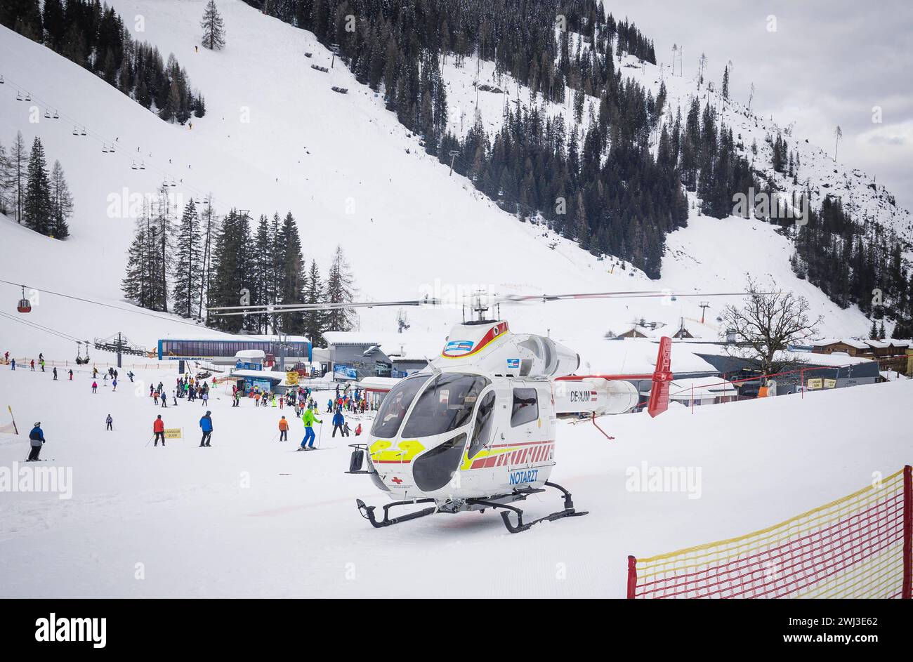 12.02.2024, Zauchensee, AUT, unterwegs in Salzburg, Themenbild, Verschiedene Themenbilder, Symbolbild, Notarzthubschrauber, im Bild Rettungshubschrauber, Notarzthubschrauber, erste Hilfe, Martin, Flugrettung, *** 12 02 2024, Zauchensee, AUT, unterwegs in Salzburg, Themenbild, verschiedene Themenbilder, Symbolbild, Nothubschrauber, auf dem Bild Rettungshubschrauber, Notfallhubschrauber, erste Hilfe, Martin, Luftrettung, Stockfoto
