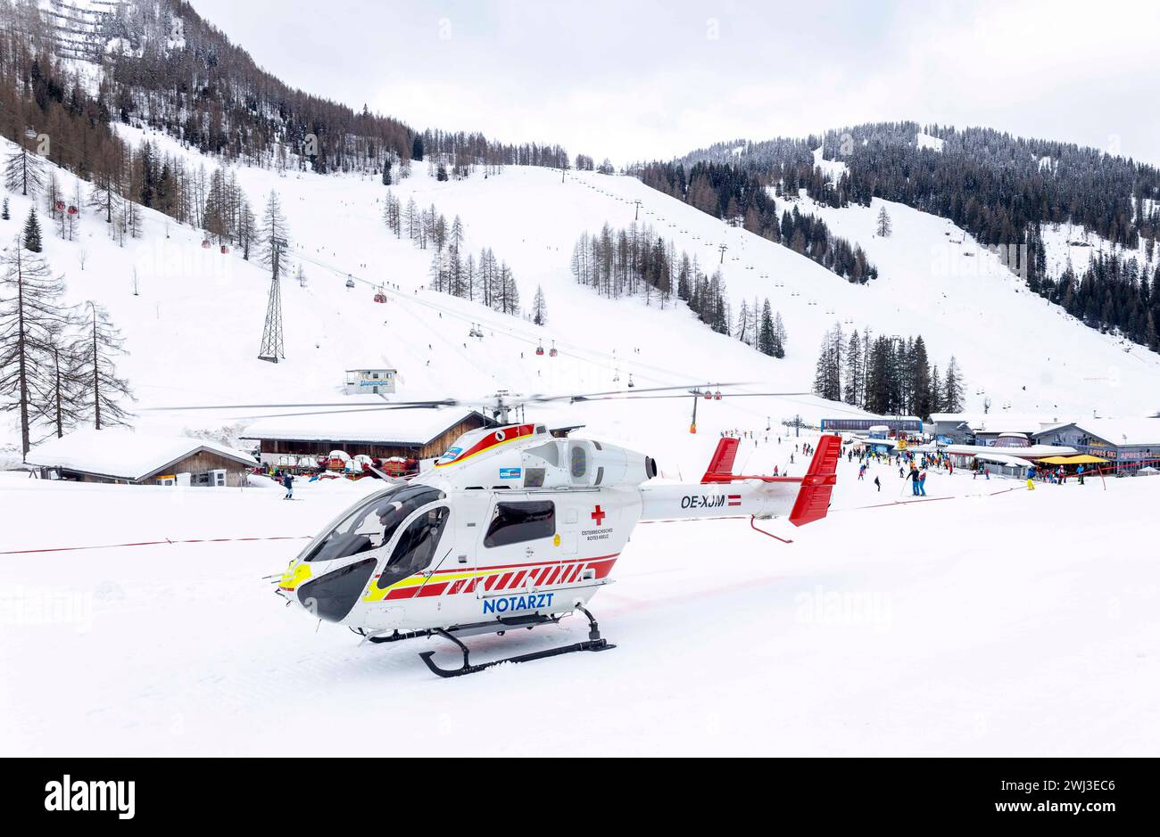 12.02.2024, Zauchensee, AUT, unterwegs in Salzburg, Themenbild, Verschiedene Themenbilder, Symbolbild, Notarzthubschrauber, im Bild Rettungshubschrauber, Notarzthubschrauber, erste Hilfe, Martin, Flugrettung, *** 12 02 2024, Zauchensee, AUT, unterwegs in Salzburg, Themenbild, verschiedene Themenbilder, Symbolbild, Nothubschrauber, auf dem Bild Rettungshubschrauber, Notfallhubschrauber, erste Hilfe, Martin, Luftrettung, Stockfoto