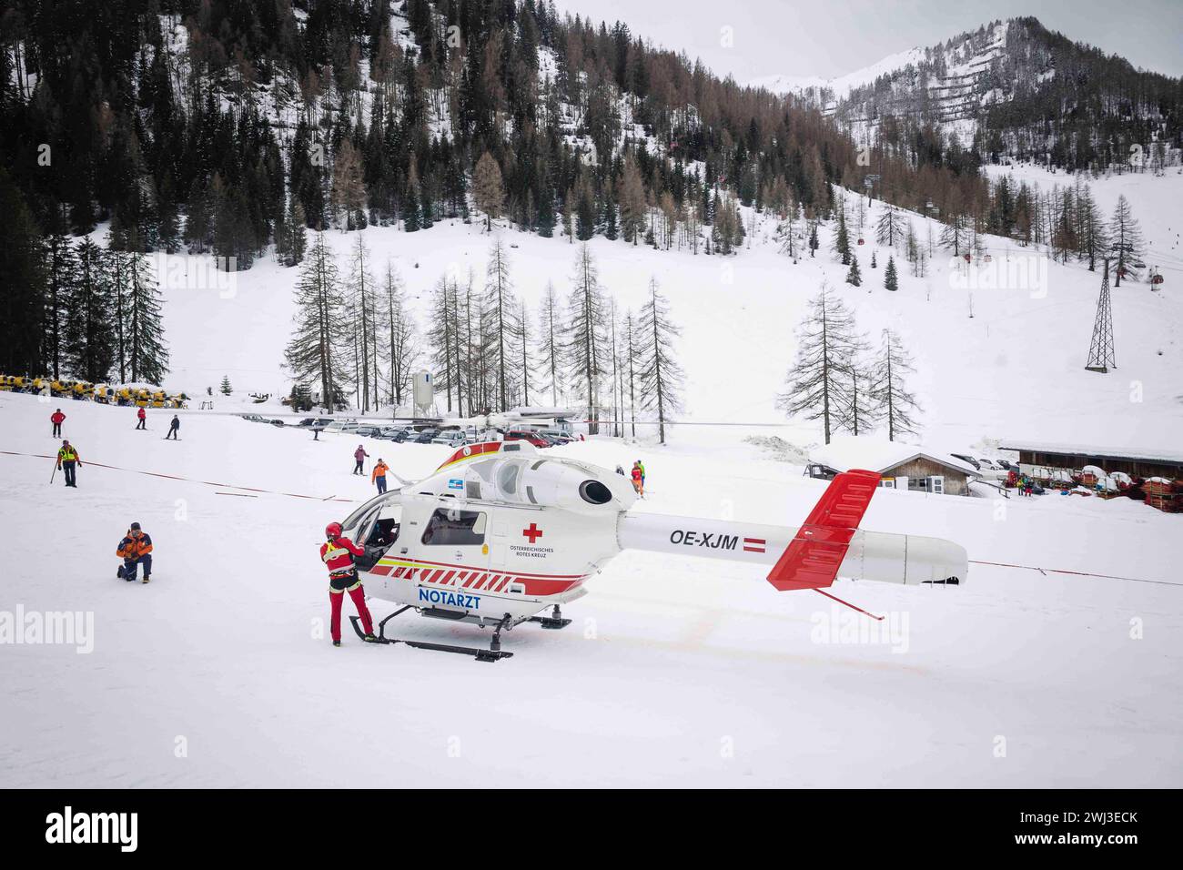 12.02.2024, Zauchensee, AUT, unterwegs in Salzburg, Themenbild, Verschiedene Themenbilder, Symbolbild, Notarzthubschrauber, im Bild Rettungshubschrauber, Notarzthubschrauber, erste Hilfe, Martin, Flugrettung, *** 12 02 2024, Zauchensee, AUT, unterwegs in Salzburg, Themenbild, verschiedene Themenbilder, Symbolbild, Nothubschrauber, auf dem Bild Rettungshubschrauber, Notfallhubschrauber, erste Hilfe, Martin, Luftrettung, Stockfoto