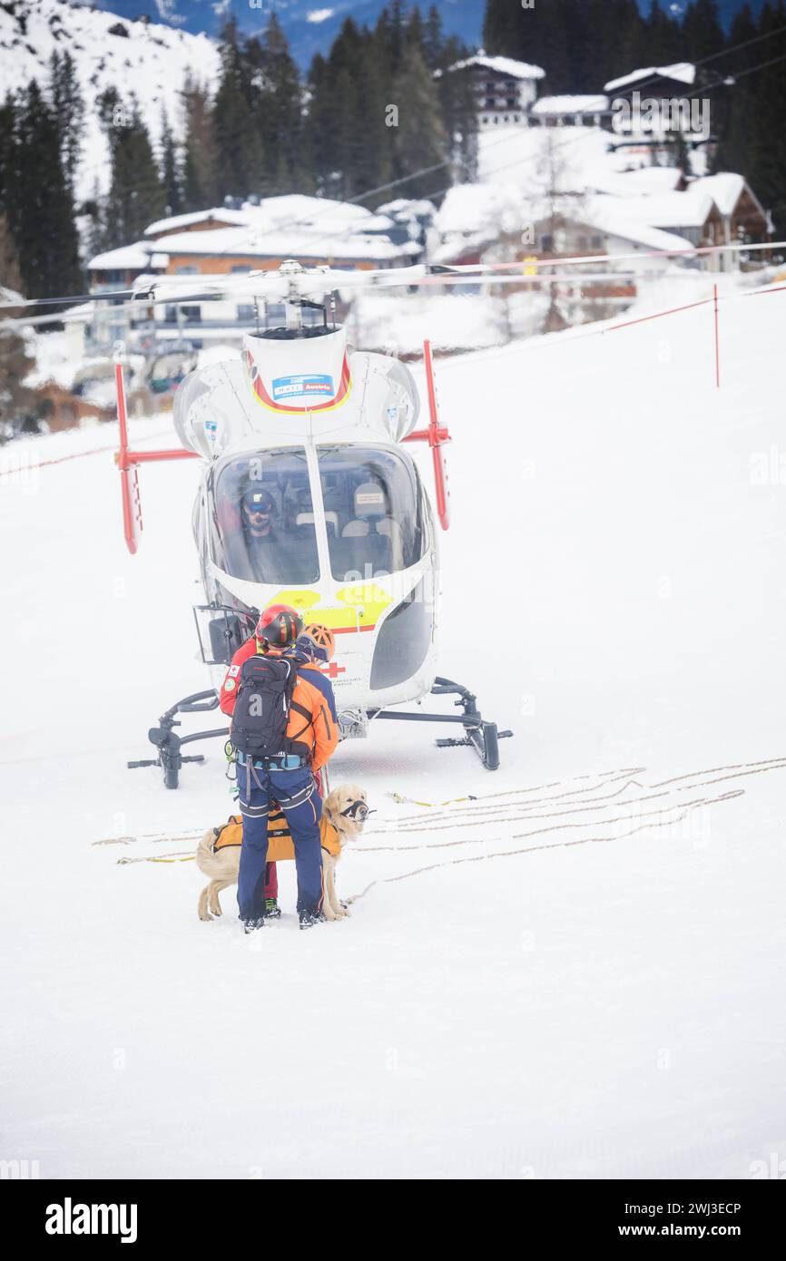 12.02.2024, Zauchensee, AUT, unterwegs in Salzburg, Themenbild, Verschiedene Themenbilder, Symbolbild, Notarzthubschrauber, im Bild Rettungshubschrauber, Notarzthubschrauber, Erste Hilfe, Martin, Rettungshund, Rettungshunde, Bergerettung, *** 12 02 2024, Zauchensee, AUT, unterwegs in Salzburg, Themenbild, verschiedene Themenbilder, Symbolbild, Nothubschrauber, auf dem Bild Rettungshubschrauber, Rettungshubschrauber, erste Hilfe, Martin, Rettungshund, Rettungshunde, Bergrettung, Stockfoto