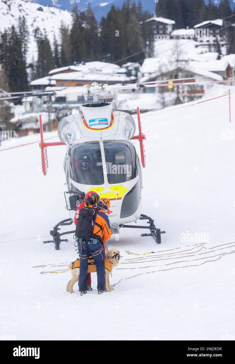 12.02.2024, Zauchensee, AUT, unterwegs in Salzburg, Themenbild, Verschiedene Themenbilder, Symbolbild, Notarzthubschrauber, im Bild Rettungshubschrauber, Notarzthubschrauber, Erste Hilfe, Martin, Rettungshund, Rettungshunde, Bergerettung, *** 12 02 2024, Zauchensee, AUT, unterwegs in Salzburg, Themenbild, verschiedene Themenbilder, Symbolbild, Nothubschrauber, auf dem Bild Rettungshubschrauber, Rettungshubschrauber, erste Hilfe, Martin, Rettungshund, Rettungshunde, Bergrettung, Stockfoto