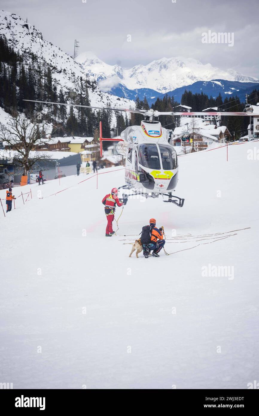 12.02.2024, Zauchensee, AUT, unterwegs in Salzburg, Themenbild, Verschiedene Themenbilder, Symbolbild, Notarzthubschrauber, im Bild Rettungshubschrauber, Notarzthubschrauber, Erste Hilfe, Martin, Rettungshund, Rettungshunde, Bergerettung, *** 12 02 2024, Zauchensee, AUT, unterwegs in Salzburg, Themenbild, verschiedene Themenbilder, Symbolbild, Nothubschrauber, auf dem Bild Rettungshubschrauber, Rettungshubschrauber, erste Hilfe, Martin, Rettungshund, Rettungshunde, Bergrettung, Stockfoto
