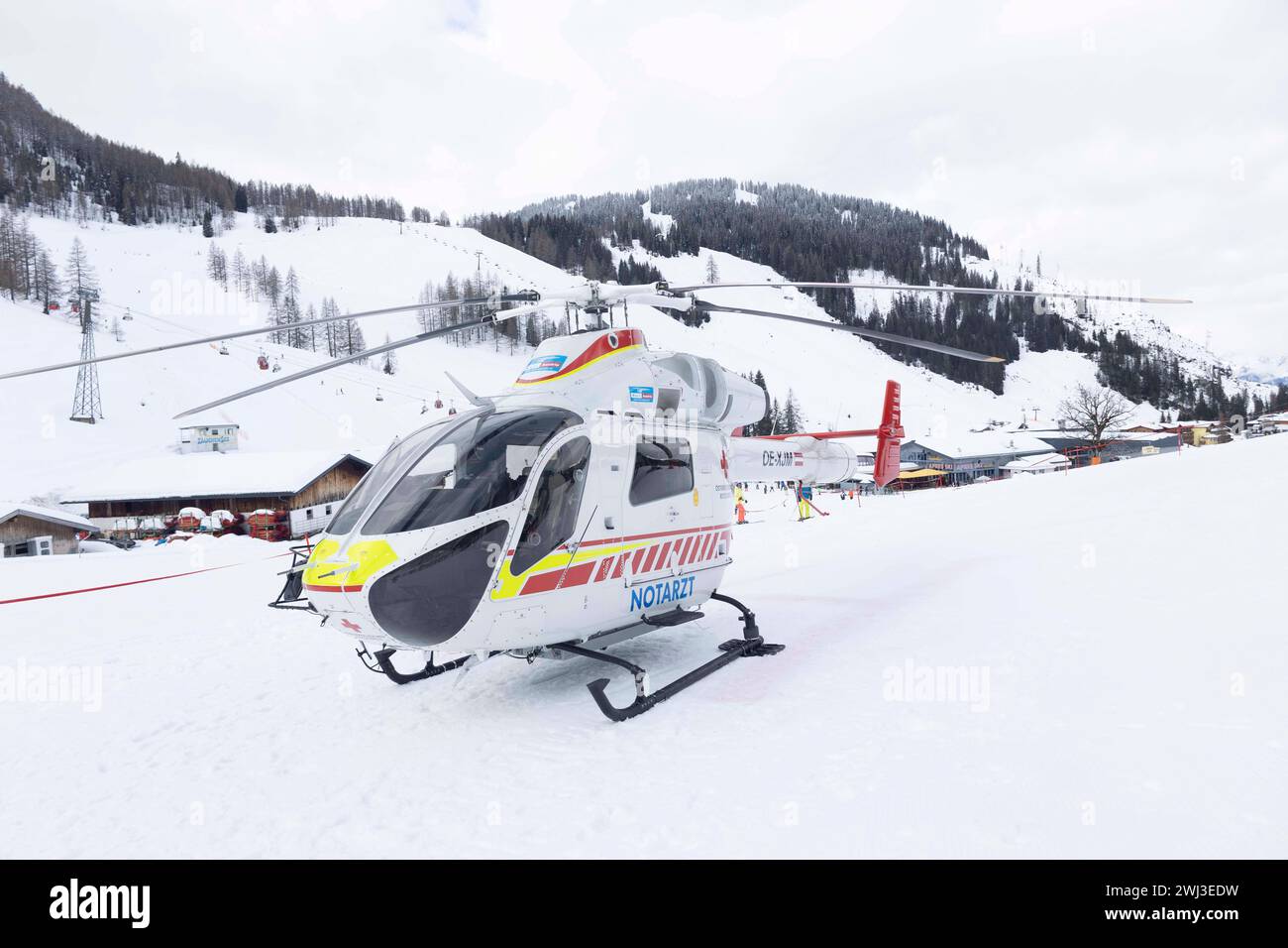 12.02.2024, Zauchensee, AUT, unterwegs in Salzburg, Themenbild, Verschiedene Themenbilder, Symbolbild, Notarzthubschrauber, im Bild Rettungshubschrauber, Notarzthubschrauber, erste Hilfe, Martin, Flugrettung, *** 12 02 2024, Zauchensee, AUT, unterwegs in Salzburg, Themenbild, verschiedene Themenbilder, Symbolbild, Nothubschrauber, auf dem Bild Rettungshubschrauber, Notfallhubschrauber, erste Hilfe, Martin, Luftrettung, Stockfoto