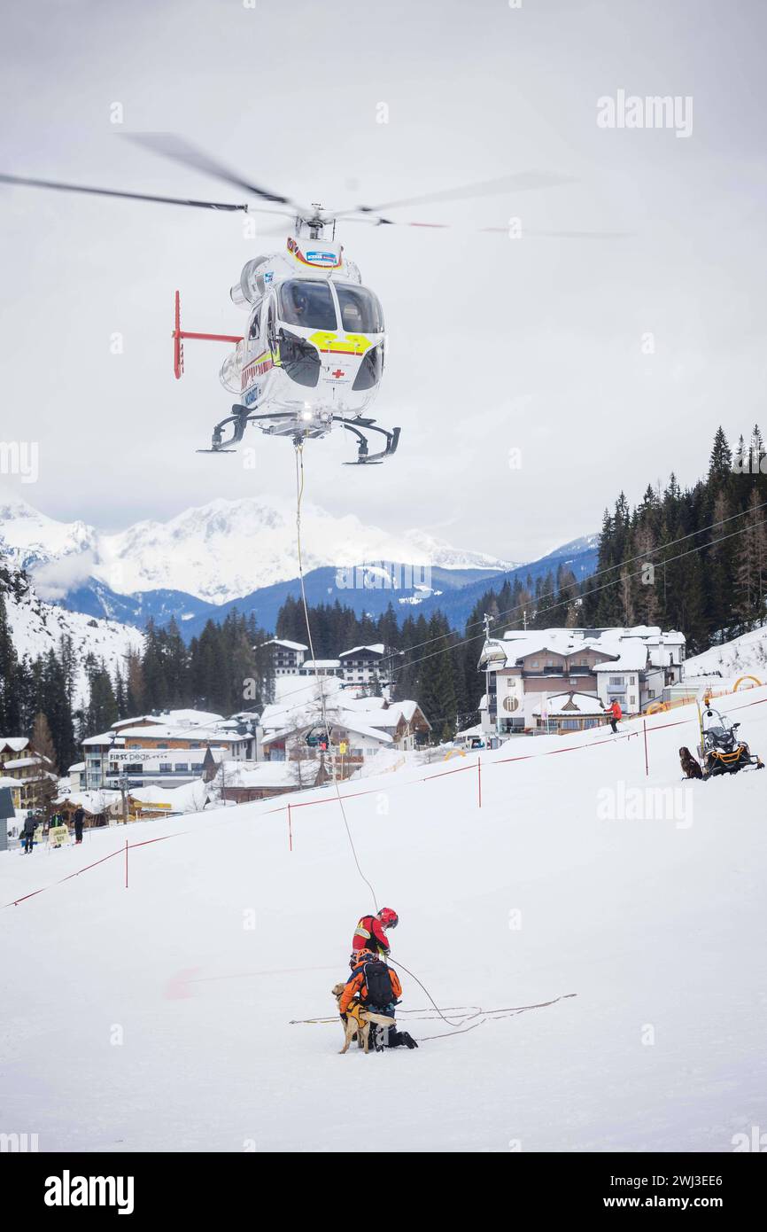 12.02.2024, Zauchensee, AUT, unterwegs in Salzburg, Themenbild, Verschiedene Themenbilder, Symbolbild, Notarzthubschrauber, im Bild Rettungshubschrauber, Notarzthubschrauber, Erste Hilfe, Martin, Rettungshund, Rettungshunde, Bergerettung, *** 12 02 2024, Zauchensee, AUT, unterwegs in Salzburg, Themenbild, verschiedene Themenbilder, Symbolbild, Nothubschrauber, auf dem Bild Rettungshubschrauber, Rettungshubschrauber, erste Hilfe, Martin, Rettungshund, Rettungshunde, Bergrettung, Stockfoto