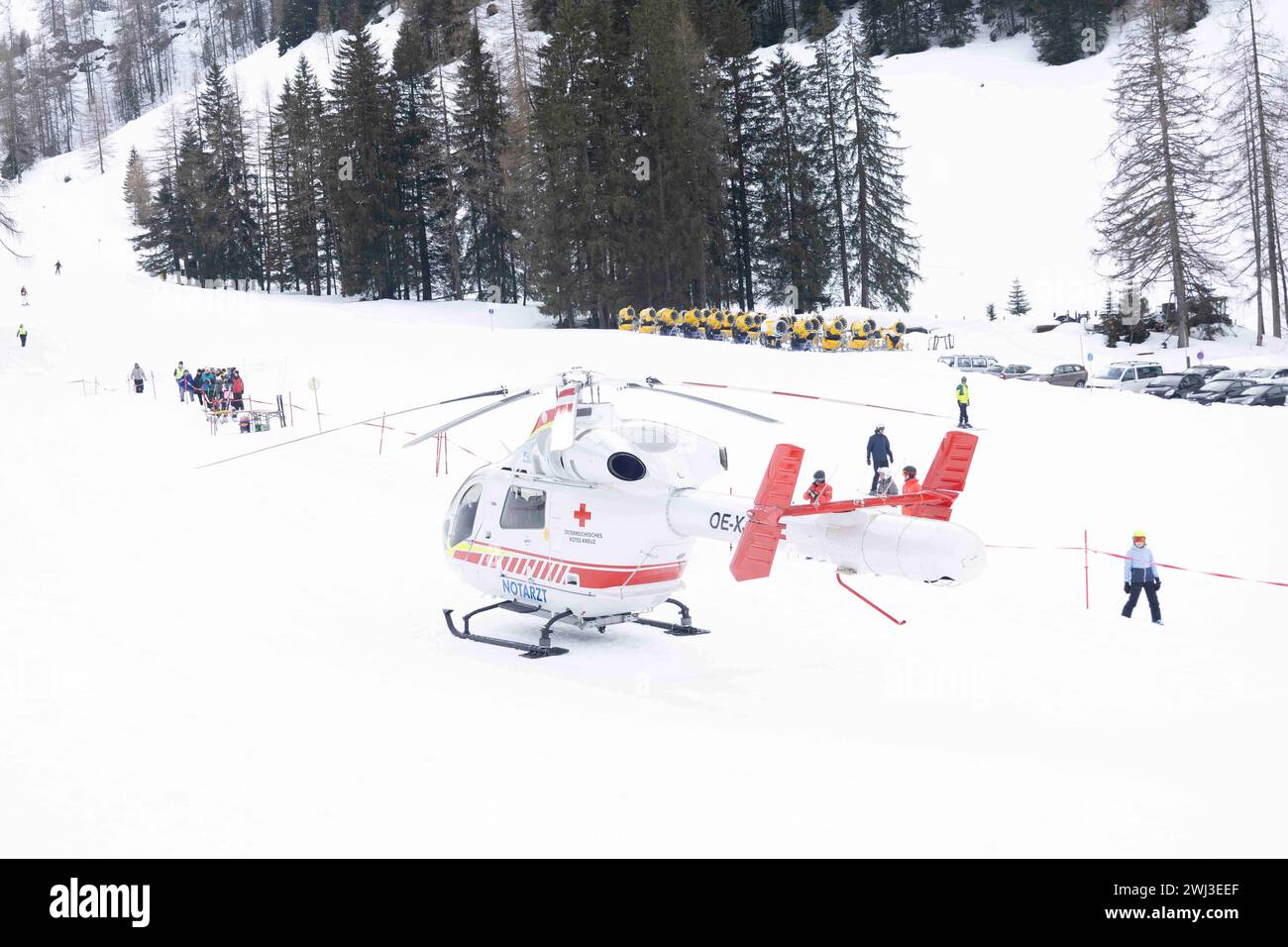 12.02.2024, Zauchensee, AUT, unterwegs in Salzburg, Themenbild, Verschiedene Themenbilder, Symbolbild, Notarzthubschrauber, im Bild Rettungshubschrauber, Notarzthubschrauber, erste Hilfe, Martin, Flugrettung, *** 12 02 2024, Zauchensee, AUT, unterwegs in Salzburg, Themenbild, verschiedene Themenbilder, Symbolbild, Nothubschrauber, auf dem Bild Rettungshubschrauber, Notfallhubschrauber, erste Hilfe, Martin, Luftrettung, Stockfoto