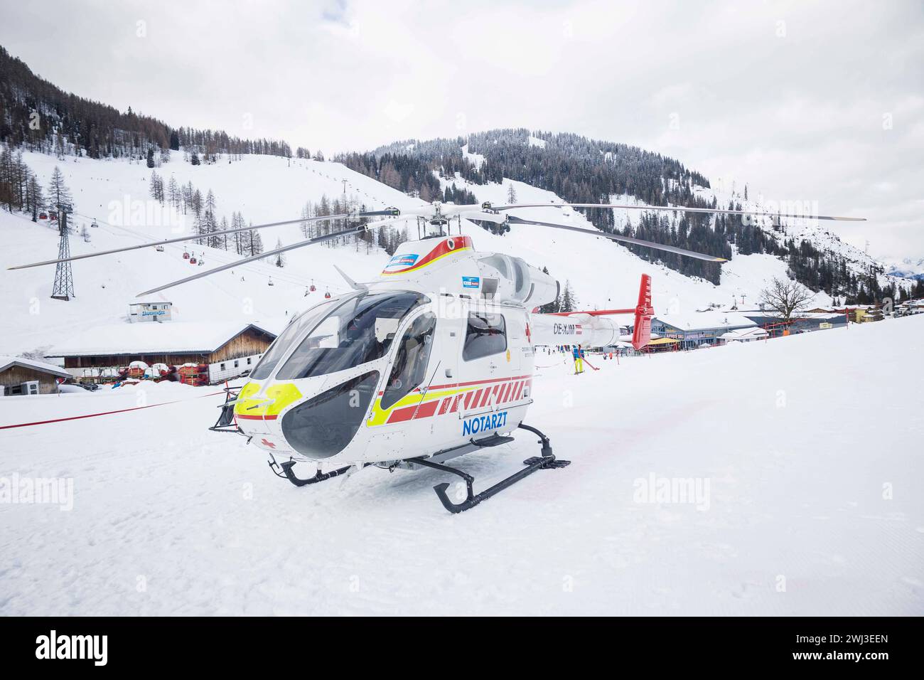 12.02.2024, Zauchensee, AUT, unterwegs in Salzburg, Themenbild, Verschiedene Themenbilder, Symbolbild, Notarzthubschrauber, im Bild Rettungshubschrauber, Notarzthubschrauber, erste Hilfe, Martin, Flugrettung, *** 12 02 2024, Zauchensee, AUT, unterwegs in Salzburg, Themenbild, verschiedene Themenbilder, Symbolbild, Nothubschrauber, auf dem Bild Rettungshubschrauber, Notfallhubschrauber, erste Hilfe, Martin, Luftrettung, Stockfoto