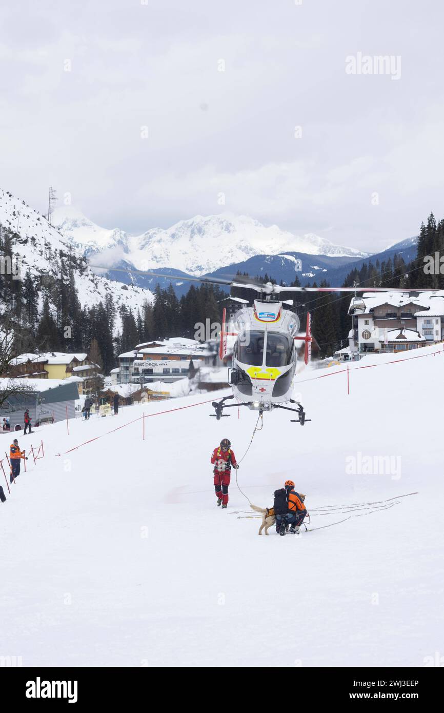 12.02.2024, Zauchensee, AUT, unterwegs in Salzburg, Themenbild, Verschiedene Themenbilder, Symbolbild, Notarzthubschrauber, im Bild Rettungshubschrauber, Notarzthubschrauber, Erste Hilfe, Martin, Rettungshund, Rettungshunde, Bergerettung, *** 12 02 2024, Zauchensee, AUT, unterwegs in Salzburg, Themenbild, verschiedene Themenbilder, Symbolbild, Nothubschrauber, auf dem Bild Rettungshubschrauber, Rettungshubschrauber, erste Hilfe, Martin, Rettungshund, Rettungshunde, Bergrettung, Stockfoto