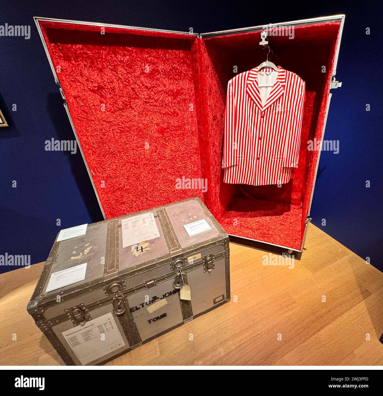 New York, New York, USA. Februar 2024. Rot-weiß gestreifte Seidenjacke Gianni Versace 1994 Kollektion, geschätzte 600 $ - 800 $, und Kofferraum in˜The Collection of Sir Elton John: Goodbye Peachtree Road“ im Christie's Rockefeller Center. Gegenstände stammen aus Eltons ehemaligem Haus in Atlanta. (Kreditbild: © Nancy Kaszerman/ZUMA Press Wire) NUR REDAKTIONELLE VERWENDUNG! Nicht für kommerzielle ZWECKE! Stockfoto