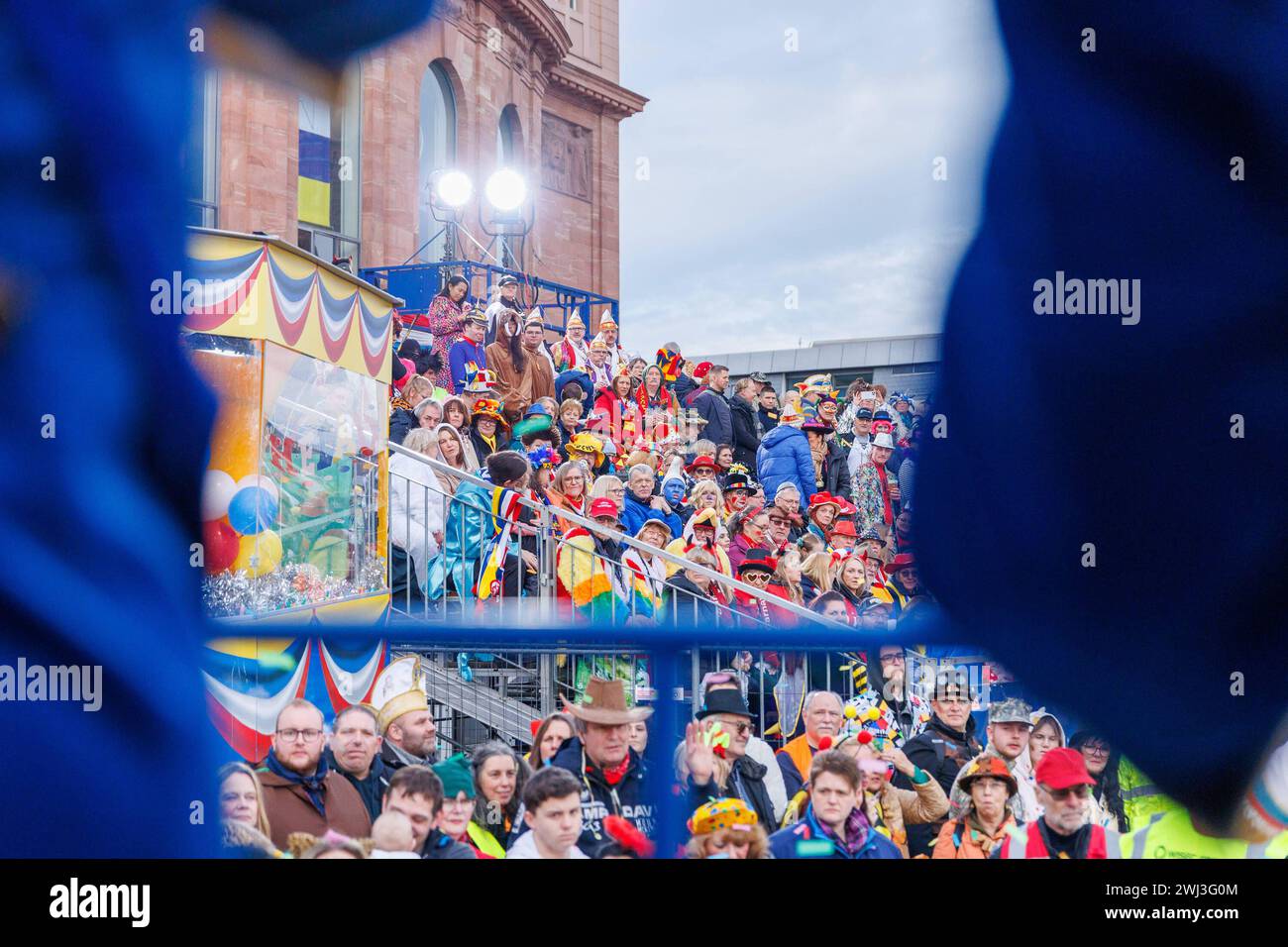 Rosenmontagsumzug Mainz 2024, 12.02.2024 Blick auf die Tribüne vor dem Mainzer Staatstheater Impressionen vom Mainzer Rosenmontagsumzug, 12.02.2024 Mainz Innenstadt Rheinland-Pfalz Deutschland *** Rosenmontagsparade Mainz 2024, 12 02 2024 Blick auf die Tribüne vor dem Mainzer Staatstheater Impressionen der Mainzer Rosenmontagsparade, 12 02 2024 Mainz Stadtzentrum Rheinland-Pfalz Deutschland Copyright: xBEAUTIFULxSPORTS/Hahnex Stockfoto