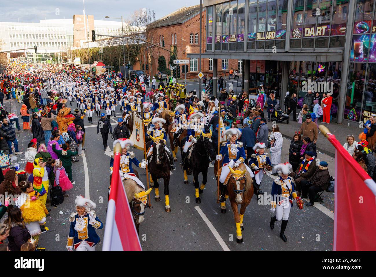 Rosenmontagsumzug Mainz 2024, 12.02.2024 Blick in die Holzhofstraße mit den Reitern der Füsilier Garde Impressionen vom Mainzer Rosenmontagsumzug, 12.02.2024 Mainz Innenstadt Rheinland-Pfalz Deutschland *** Rosenmontagsparade Mainz 2024, 12 02 2024 Blick auf die Holzhofstraße mit den Fahrern der Fusilier Garde Impressionen der Mainzer Rosenmontagsparade, 12 02 2024 Mainz Stadtzentrum Rheinland-Pfalz Deutschland Copyright: xBEAUTIFULxSPORTS/Hahnex Stockfoto