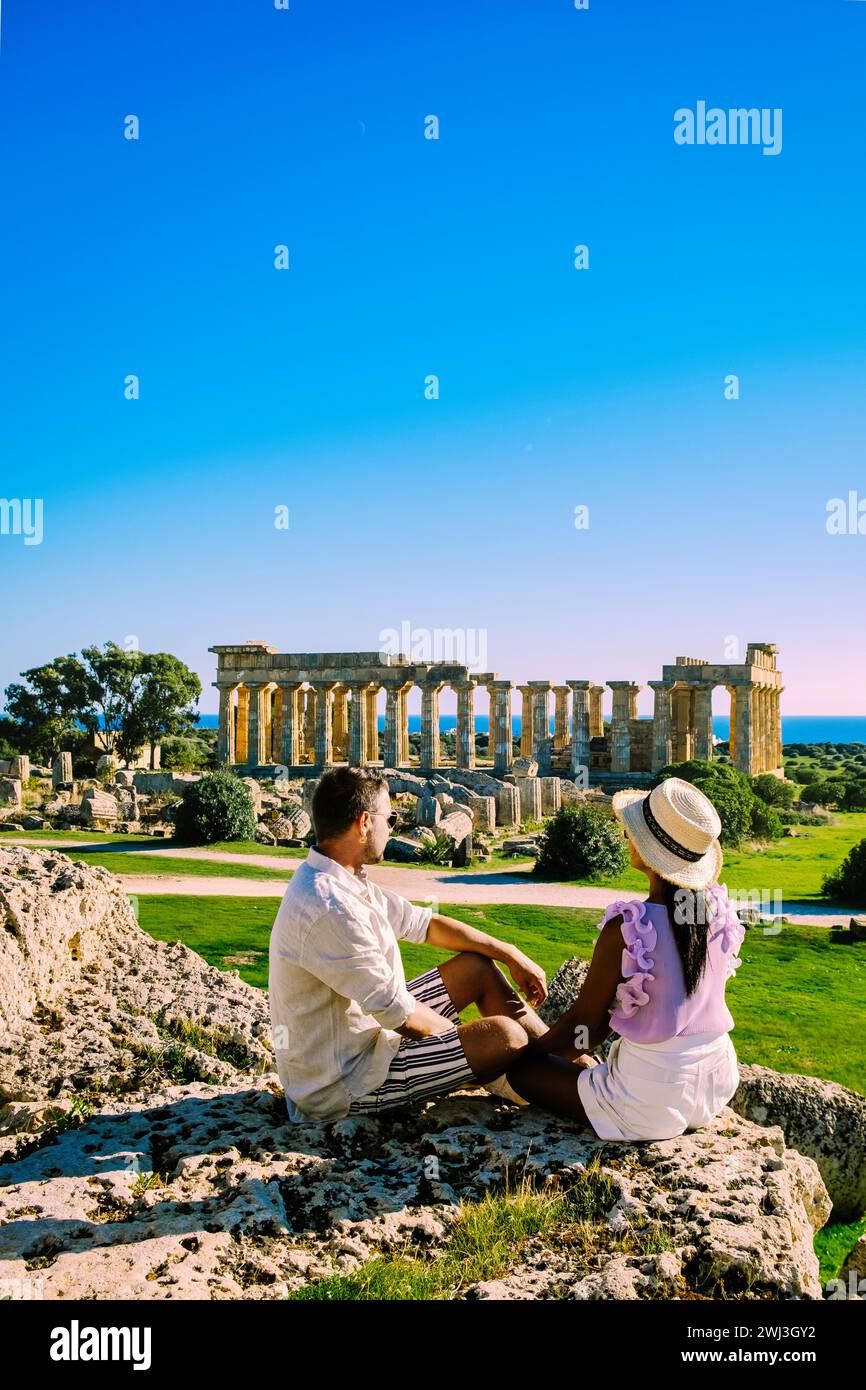 Blick auf das Meer und die Ruinen der griechischen Säulen im Archäologischen Park Selinunte Stockfoto