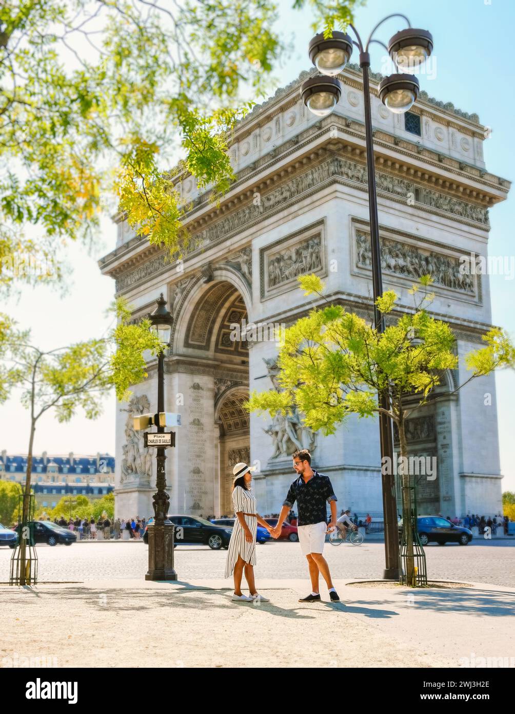 Ein Paar auf einer Städtereise in Paris, die Avenue des Champs-Elysées Paris France Triumphbogen besucht Stockfoto