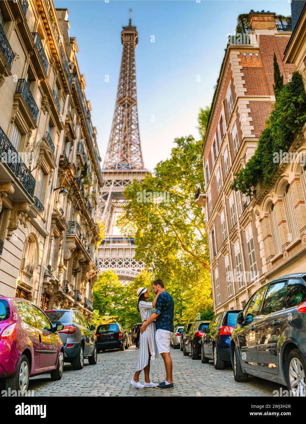 Ein Paar Männer und eine Frau Flitterwochen Paris Eiffelturm, ein Paar Männer und Frauen Stadtausflug nach Paris Stockfoto