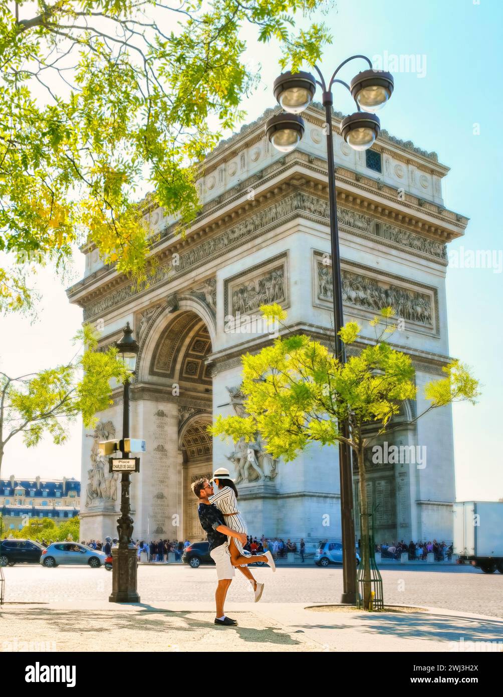 Ein Paar auf einer Städtereise in Paris, die Avenue des Champs-Elysées Paris France Triumphbogen besucht Stockfoto