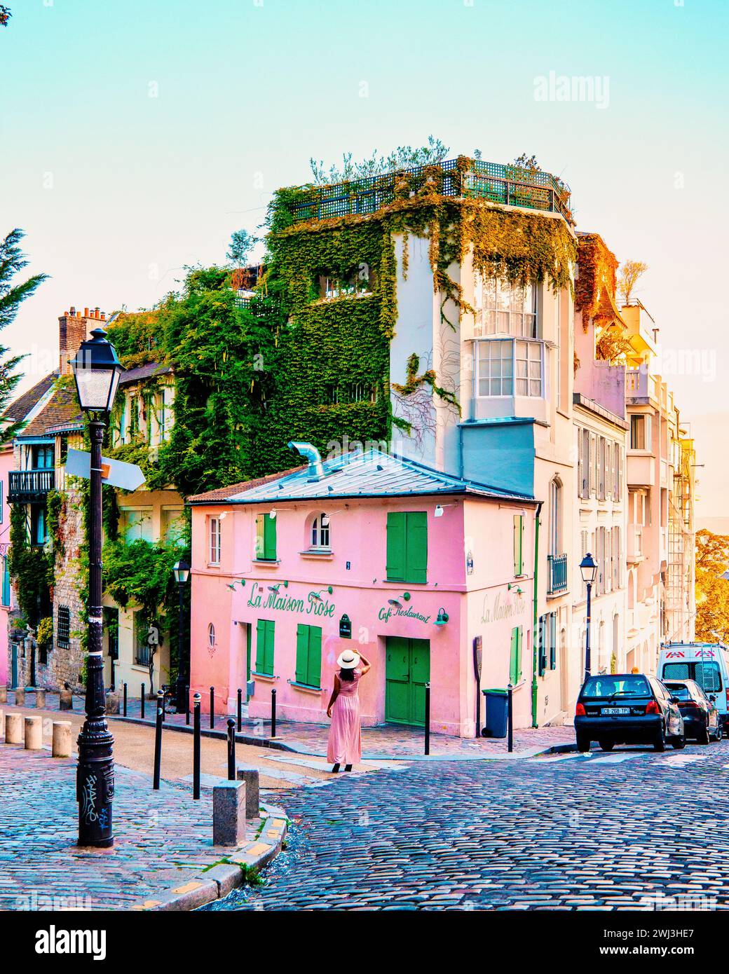 Paris France Straßen von Montmartre am frühen Morgen mit Cafés und Restaurants Stockfoto