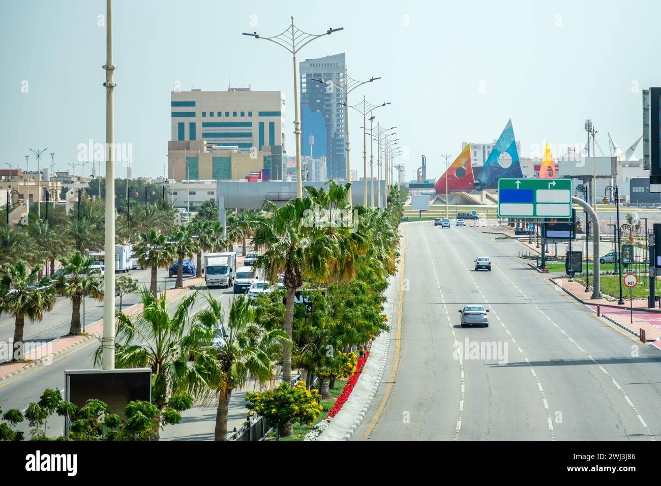 Straße mit Autos und Innenstadt im Hintergrund, Dammam, Saudi Arabien Stockfoto