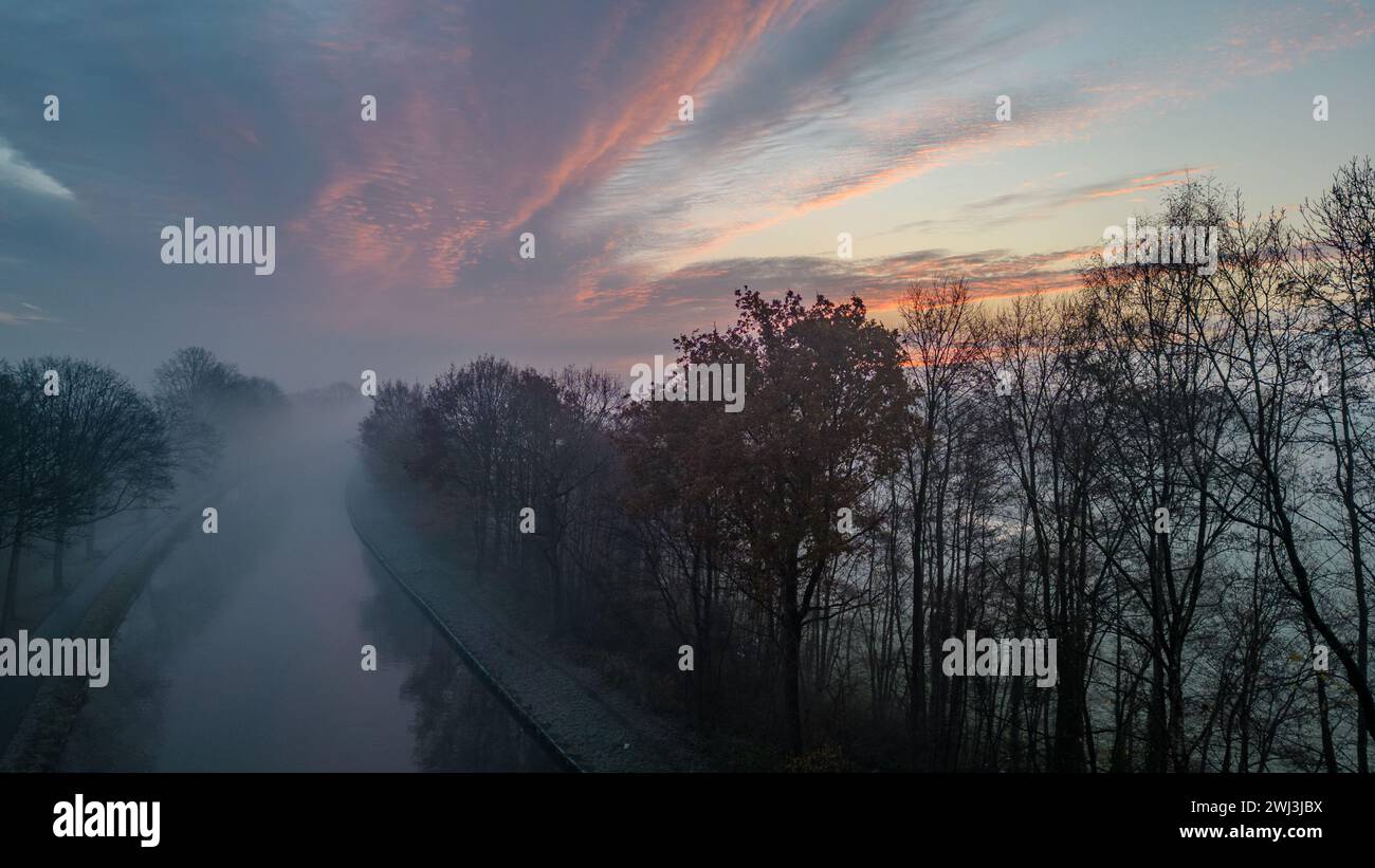 Dawn umarmt einen Nebelkanal Stockfoto
