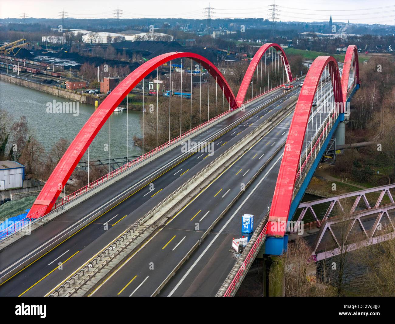 Marode Autobahnbrücke A42, über den Rhein-Herne-Kanal, mit massiven Bauschäden, für die nächsten Monate total gesperrt, zwischen den Anschlussstellen Bottrop-Süd und Kreuz Essen-Nord, für LKW wohl bis zu einem Neubau, NRW, Deutschland, Gesperrte Autobahnbrücke 42 *** Autobahnbrücke A42, über den Rhein-Herne-Kanal, mit massiven baulichen Schäden, für die nächsten Monate völlig geschlossen, zwischen den Anschlussstellen Bottrop Süd und Essen Nord, für Lkw vermutlich bis zum Bau einer neuen Brücke, NRW, Deutschland, gesperrt Autobahnbrücke 42 Stockfoto