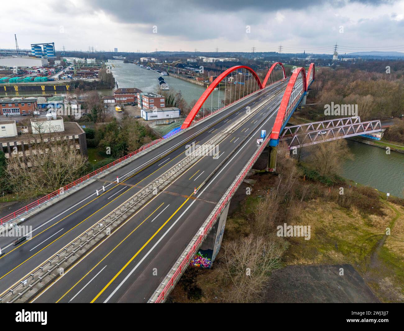 Marode Autobahnbrücke A42, über den Rhein-Herne-Kanal, mit massiven Bauschäden, für die nächsten Monate total gesperrt, zwischen den Anschlussstellen Bottrop-Süd und Kreuz Essen-Nord, für LKW wohl bis zu einem Neubau, NRW, Deutschland, Gesperrte Autobahnbrücke 42 *** Autobahnbrücke A42, über den Rhein-Herne-Kanal, mit massiven baulichen Schäden, für die nächsten Monate völlig geschlossen, zwischen den Anschlussstellen Bottrop Süd und Essen Nord, für Lkw vermutlich bis zum Bau einer neuen Brücke, NRW, Deutschland, gesperrt Autobahnbrücke 42 Stockfoto