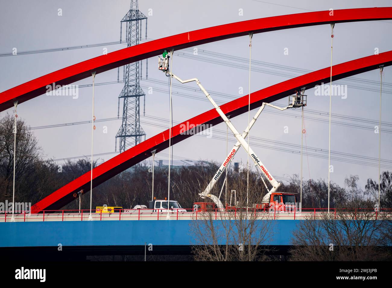 Marode Autobahnbrücke A42, über den Rhein-Herne-Kanal, mit massiven Bauschäden, Arbeiter auf Hebebühnen, für die nächsten Monate total gesperrt, zwischen den Anschlussstellen Bottrop-Süd und Kreuz Essen-Nord, für LKW wohl bis zu einem Neubau, NRW, Deutschland, Gesperrte Autobahnbrücke 42 *** baufällige Autobahnbrücke A42, über den Rhein-Herne-Kanal, mit massiven baulichen Schäden, Arbeiter auf Hebebühnen, die für die nächsten Monate völlig geschlossen sind, zwischen den Autobahnkreuzen Bottrop Süd und Essen Nord, für Lkw vermutlich bis zum Bau einer neuen Brücke, NRW, Deutschland, Autobahnbrücke 42 geschlossen Stockfoto