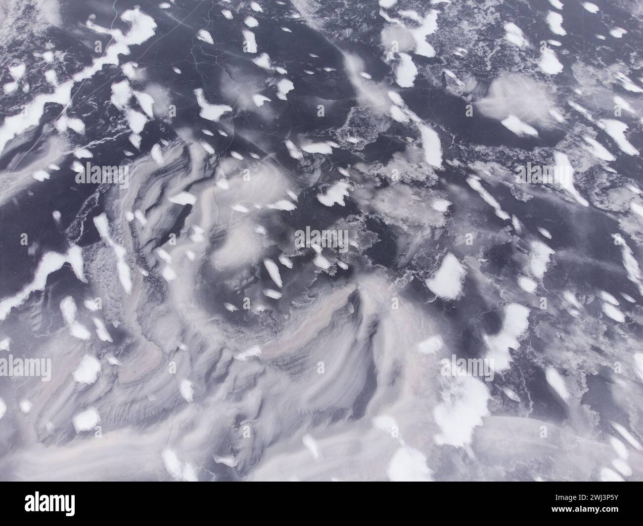 Gefrorener See von oben, im Winter. Stockfoto