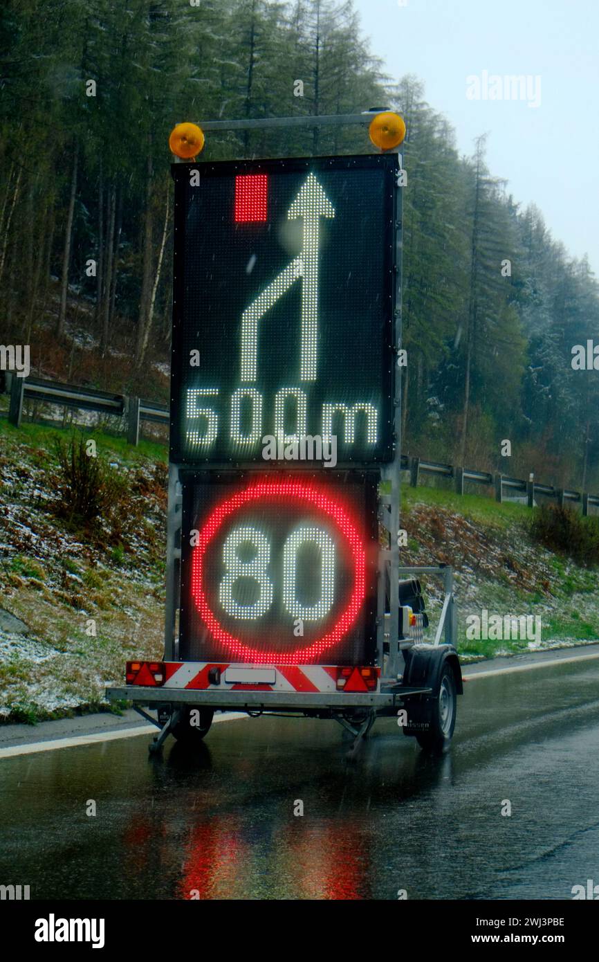 Verkehrszeichen Fahrspurreduzierung Stockfoto