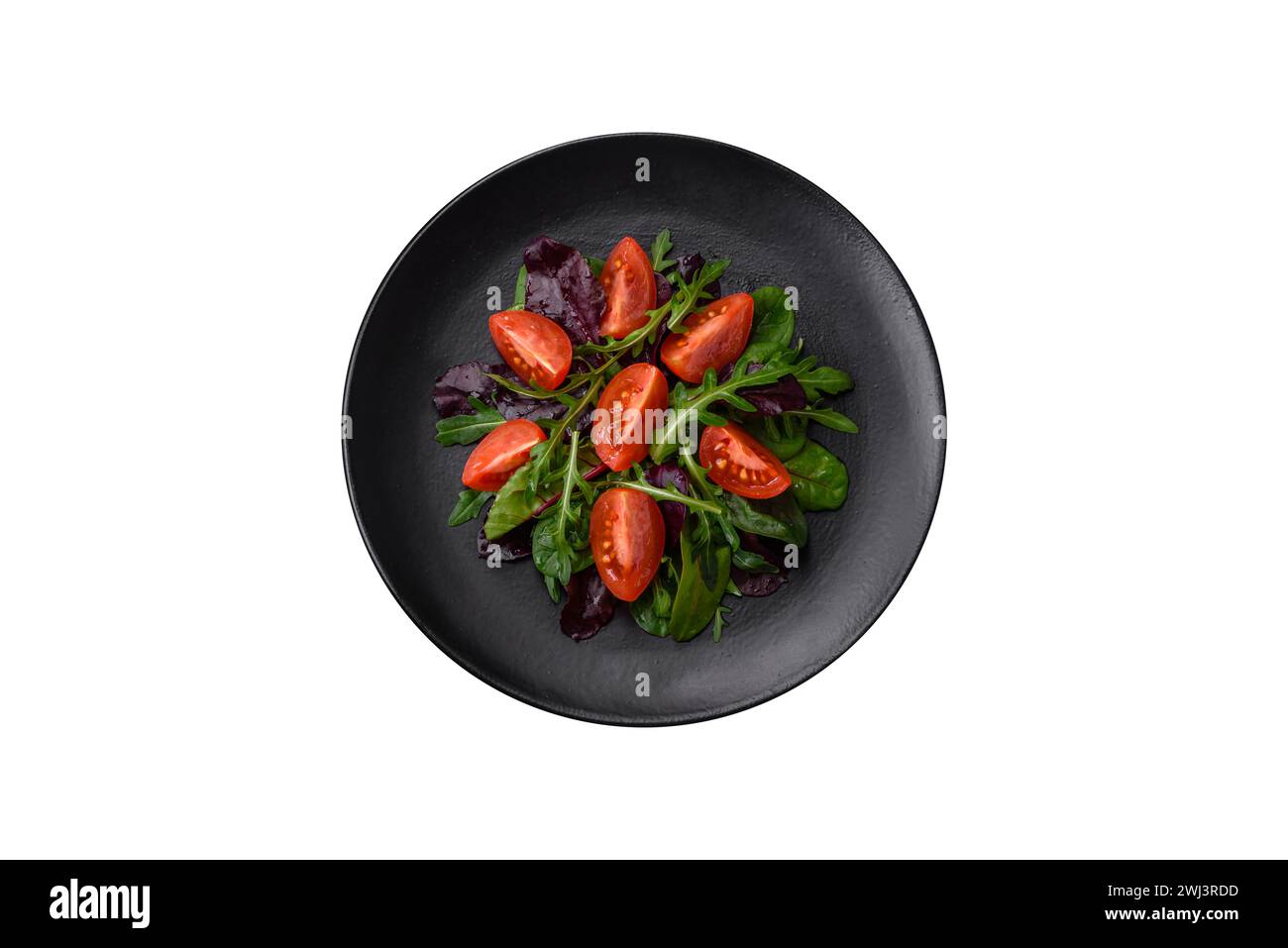 Salat aus frischen Kirschtomaten, Rucola, Spinat und jungen Rübenblättern Stockfoto