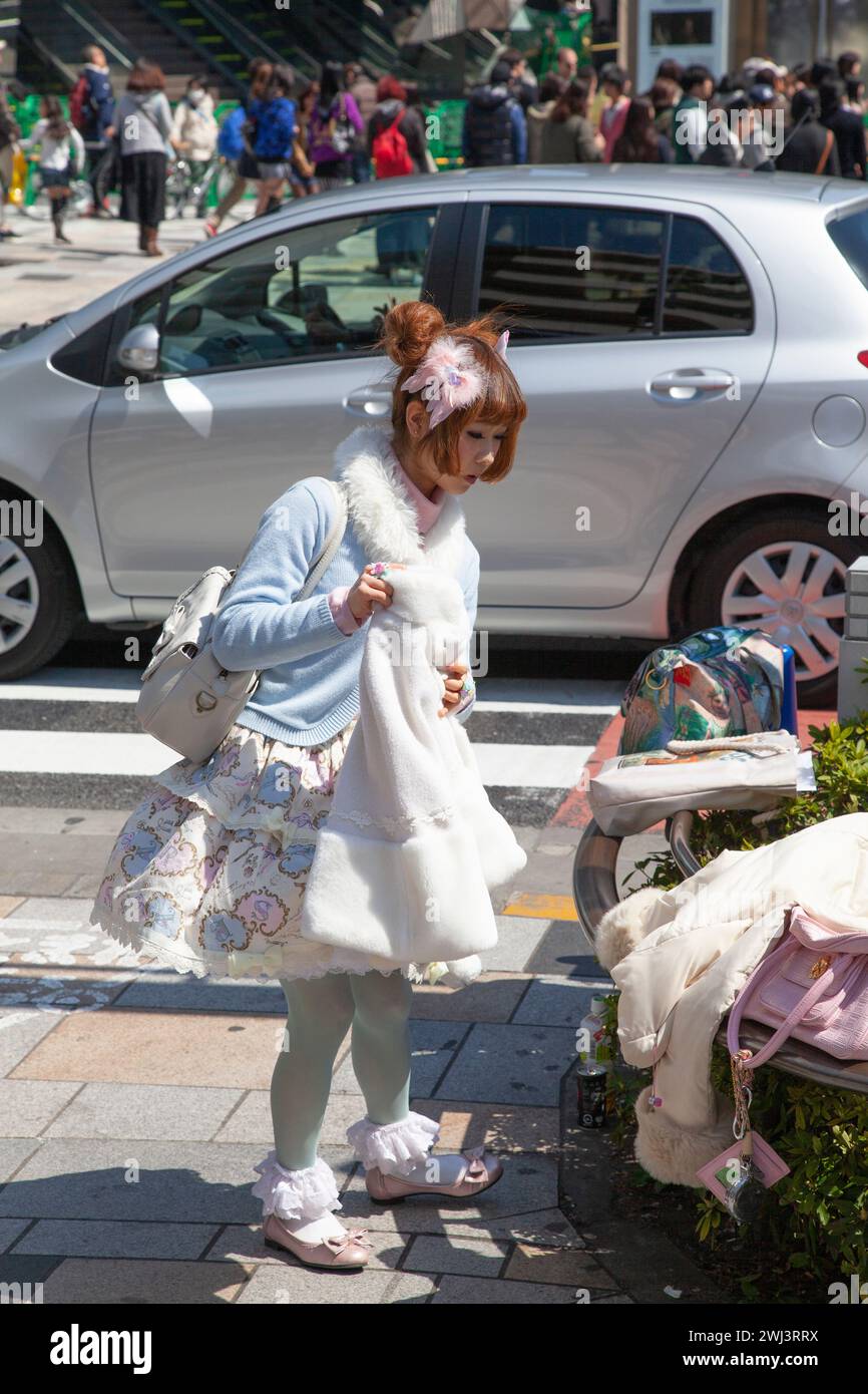 Ein Mädchen in Harajuku, das ein lolita-Outfit mit Accessoires und Make-up trägt. Stockfoto