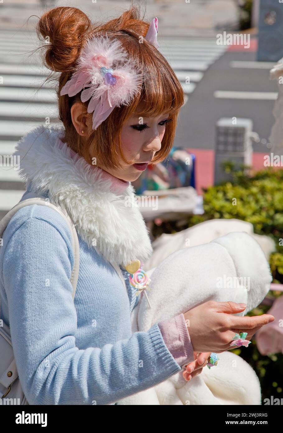 Ein Mädchen in Harajuku, das ein lolita-Outfit mit Accessoires und Make-up trägt. Stockfoto