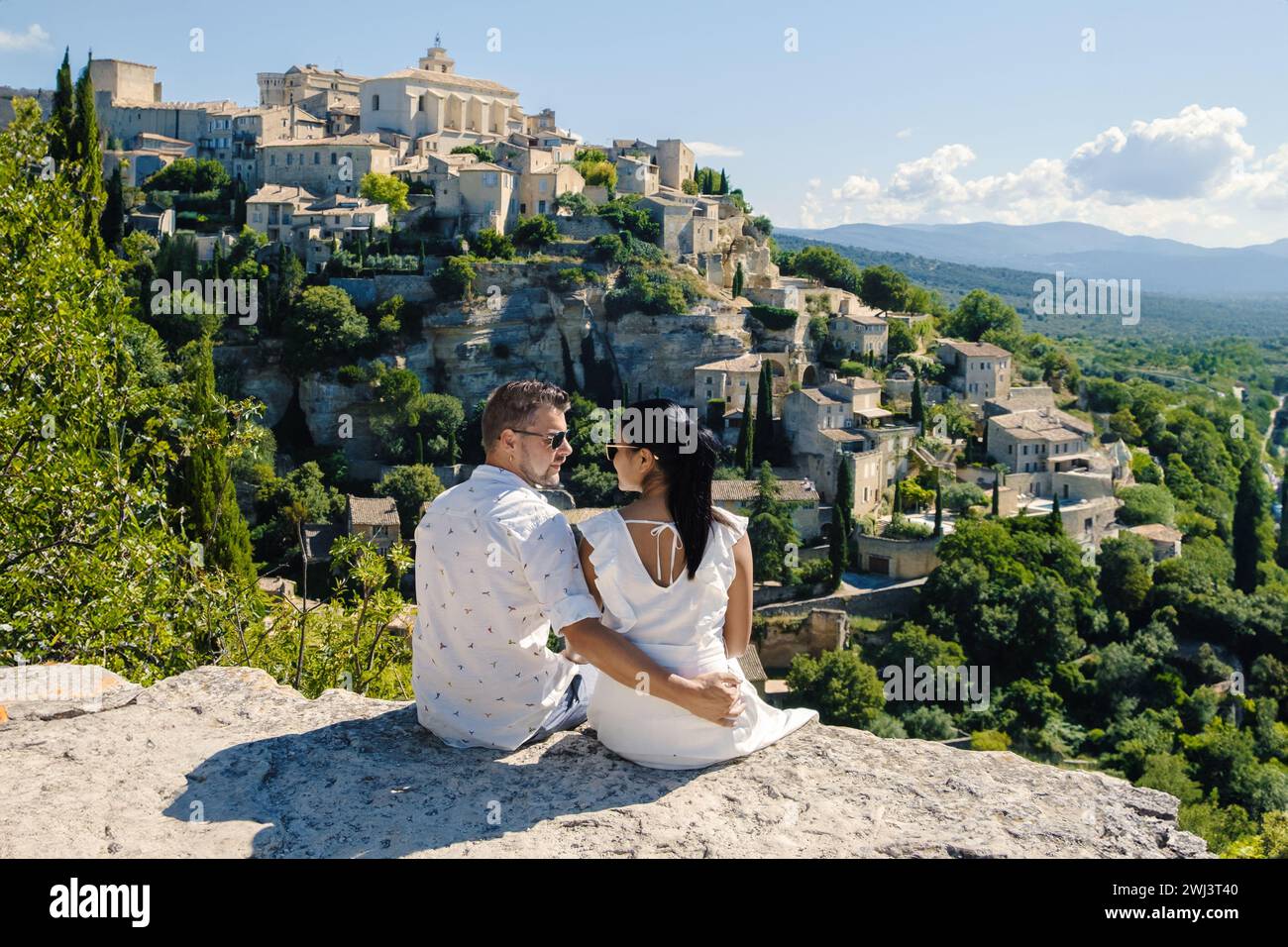 Ein Paar auf Urlaub in südfrankreich mit Blick auf das alte historische Dorf Gordes Luberon Stockfoto