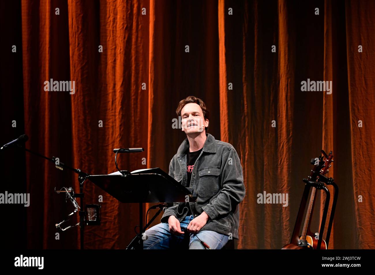 Ludwig Blochberger liest aus dem Buch von Navid Kermani, dazu spielt und singt er Songs von Neil Young live auf der Gitarre im Gerhart Hauptmann-Theat Stockfoto